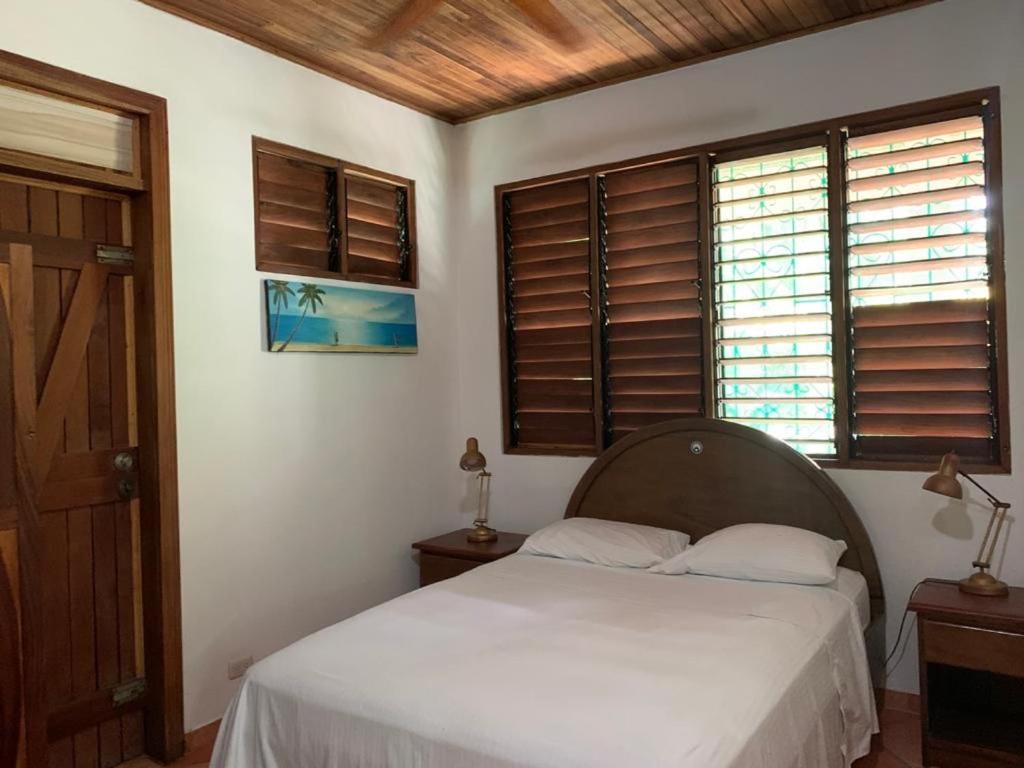 Hotel Mal Pais Surf Camp Playa Santa Teresa  Esterno foto